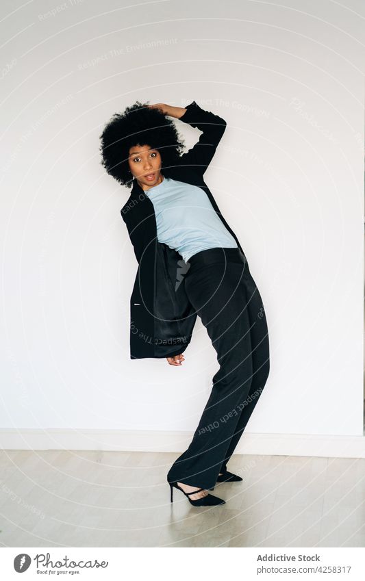 Überrascht stilvolle schwarze Frau in elegantem Anzug Stil formal Outfit Individualität Vorschein aufgeregt Schuh selbstbewusst Persönlichkeit Afro-Look Frisur