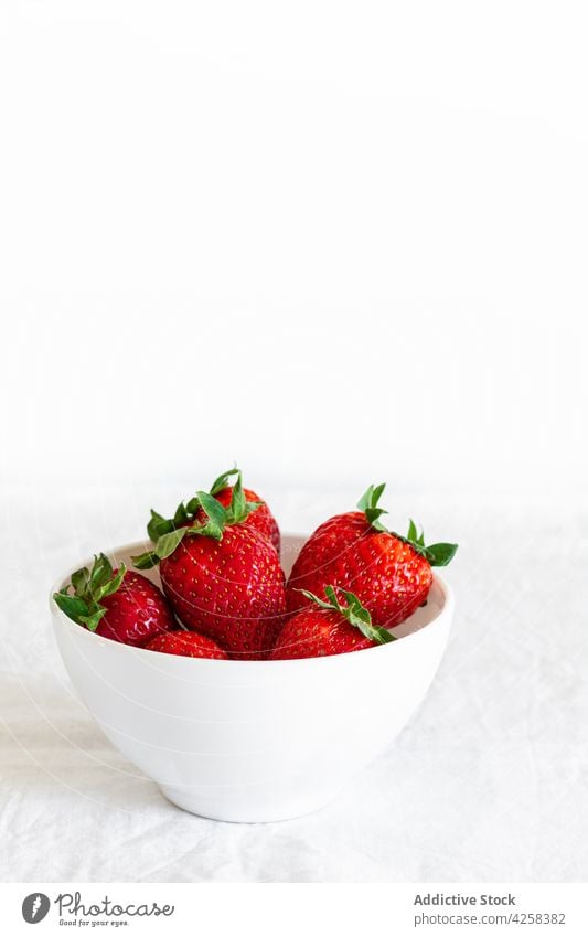 Leckere reife Erdbeeren in Schale auf Stoff Schalen & Schüsseln Gewebe Vitamin lecker frisch natürlich saftig hell Wittern Textil rund Form Kelchblatt