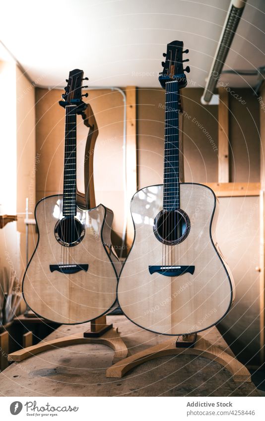 Akustikgitarren gegen manuelle Instrumente in der Werkstatt Gitarre Musical handgefertigt Klassik akustisch Werkzeug professionell Kleinunternehmen Holzarbeiten