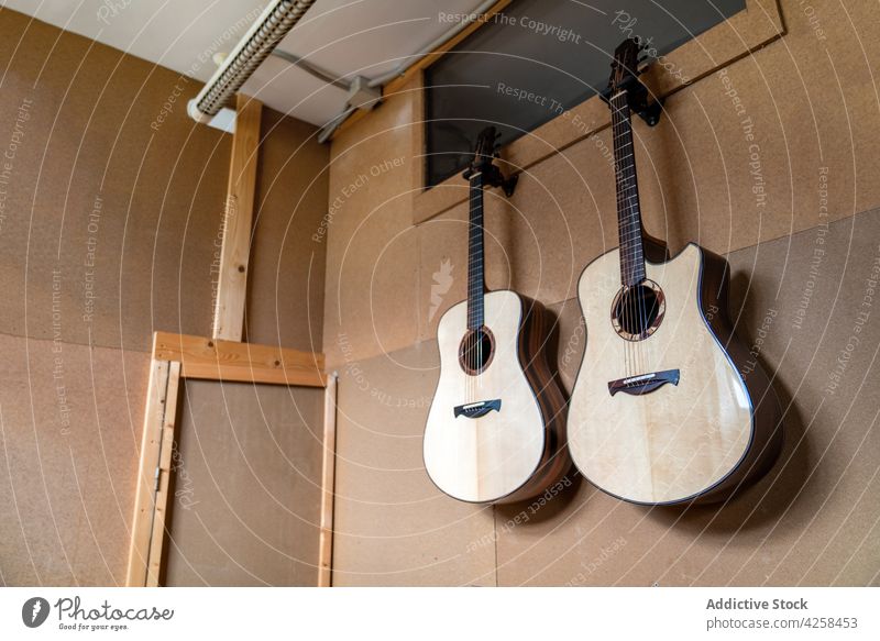Akustikgitarren gegen manuelle Instrumente in der Werkstatt Gitarre Musical handgefertigt Klassik akustisch Werkzeug professionell Kleinunternehmen aussetzen