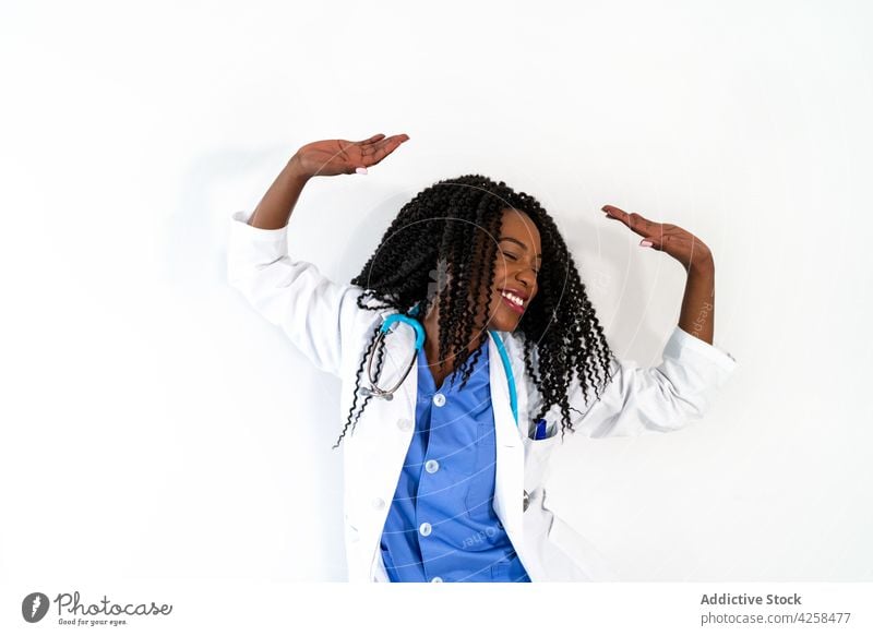 Schwarze Ärztin in medizinischer Uniform tanzt in der Klinik Frau Arzt Tanzen sich[Akk] bewegen Krankenhaus aktiv Freestyle Arbeitsplatz Büro professionell