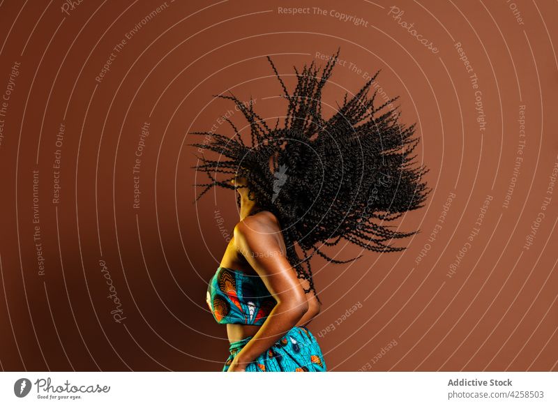 Schwarze Frau schüttelt Haare beim Tanzen schütteln dynamisch Energie aktiv ausführen Bewegung Aktion üben sich[Akk] bewegen Afro-Look Freizeit Hobby Atelier