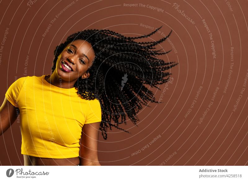 Lächelnde schwarze Frau tanzt im Studio positiv Tanzen sich[Akk] bewegen Rhythmus Aktion Bewegung Freizeit genießen cool heiter ausführen expressiv Musik üben