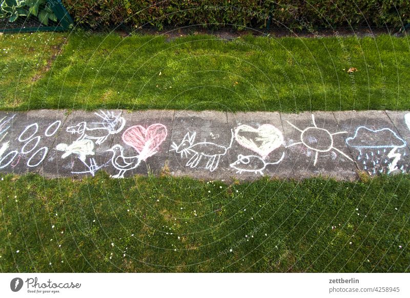 Pflastermalerei auf dem Gartenweg bild bürgersteig freiland freilandmalerei gartenweg illustration kindermalerei kreide kreidemalerei kreidezeichnung kunst