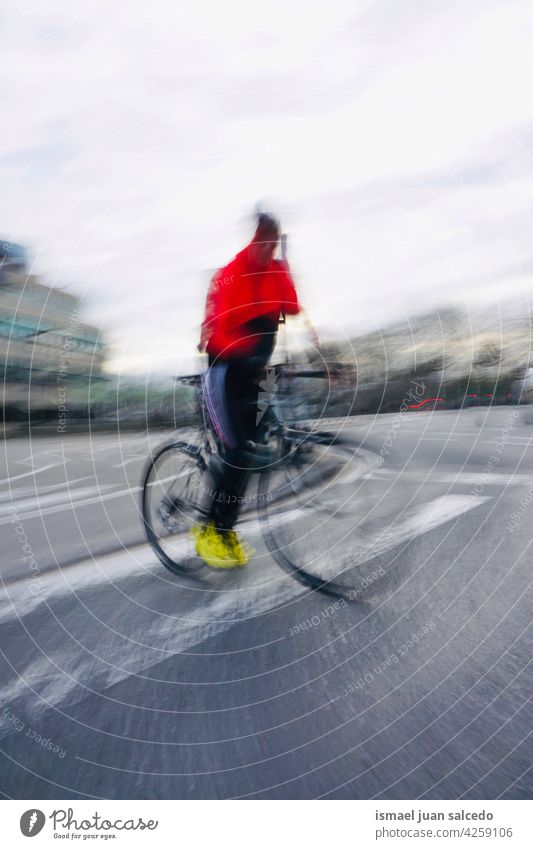 Radfahrer auf der Straße in Bilbao Stadt Spanien Biker Fahrrad Transport Verkehr Sport Fahrradfahren Radfahren Übung Lifestyle Mitfahrgelegenheit