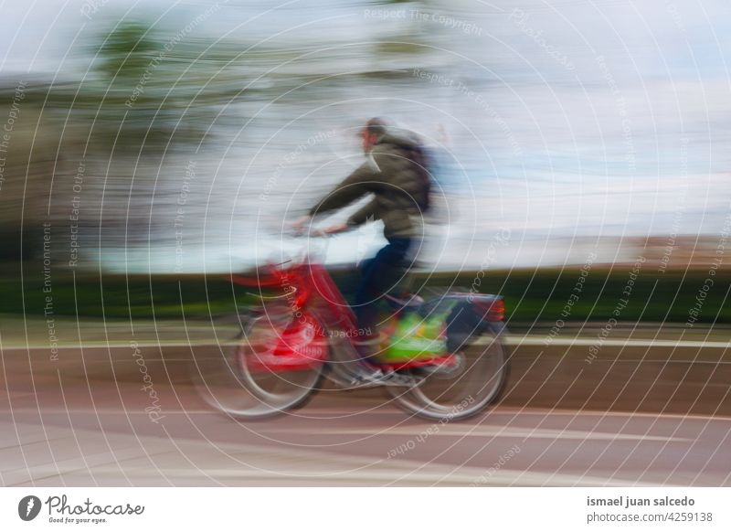 Unscharfe Zikkurve auf der Straße in Bilbao, Spanien Radfahrer Biker Fahrrad Transport Verkehr Sport Fahrradfahren Radfahren Übung Aktivität Lifestyle