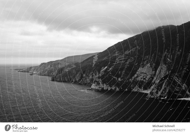 Küste in Irland Küstenstreifen Meer Landschaft Meeresufer Atlantik Atlantikküste Wasser Ruhe ruhig ruhige Stimmung grau verregnet Wolken Einsamkeit stille