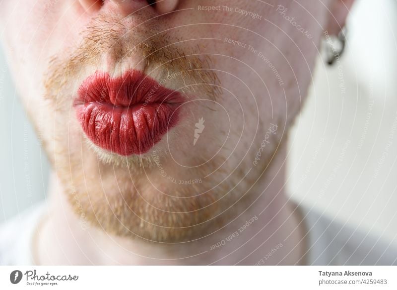 Bärtiger Mann mit rotem Lippenstift Vollbart Schminke Gesicht schwul Homosexualität lgbtqia männlich trans Person Porträt Erwachsener Mund Transgender Kaukasier