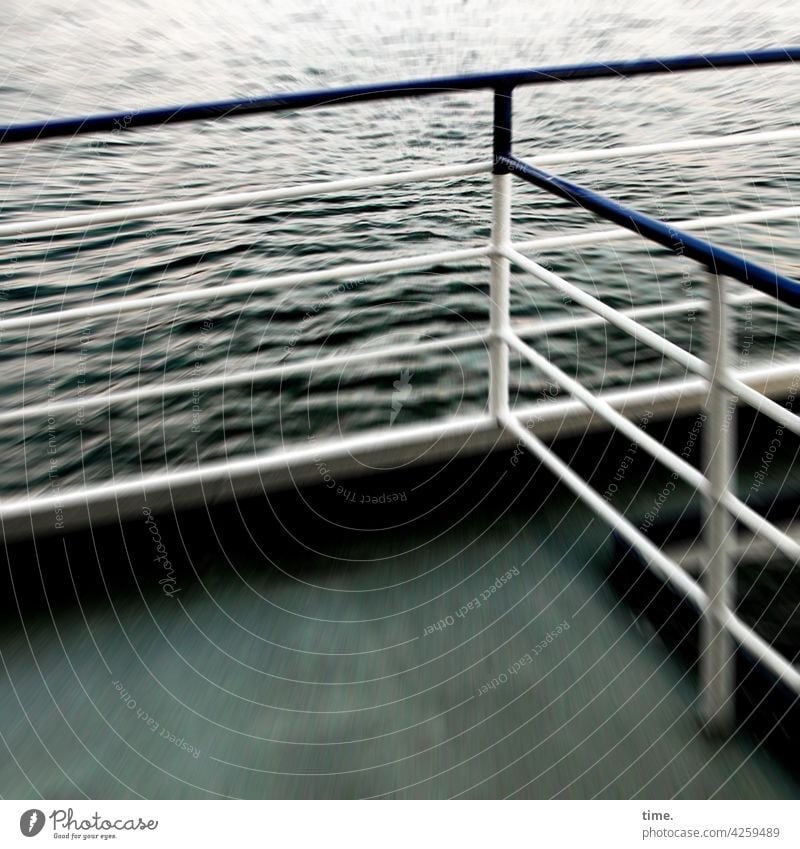 Wind über Deck | Geschichten vom Zaun (100) Schiffsdeck wasser fahren geschwindigkeit bewegung boot Geländer metall zaun grün sicherheit schutz reisen wellen