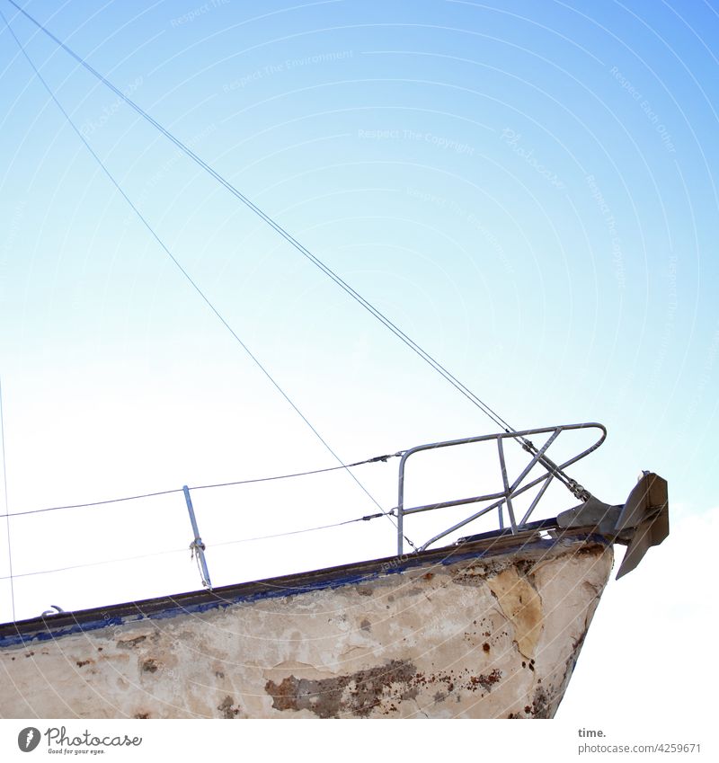 alter Stolz bootswand schiff maritim vergänglichkeit sicherheit überholung himmel seil reling anker werft marode seeuntauglich Schiffsbug Schönes Wetter