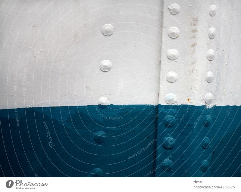 maritime Bezugspunkte bootswand schiff stahl niete farbe blau weiß detail schwimmen vergänglichkeit sicherheit schutz