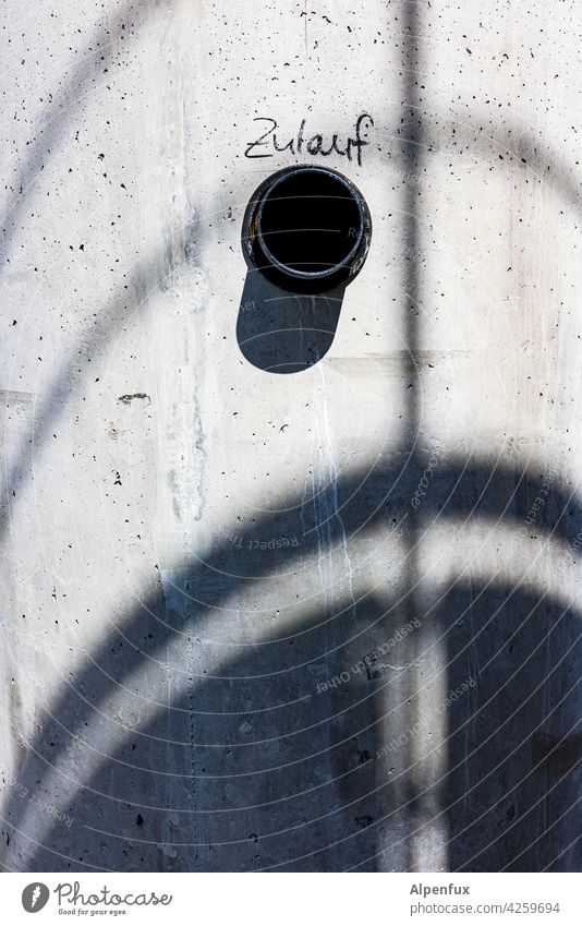 erhöhter Zulauf Beton Abwasserkanal Reflexion & Spiegelung Gully Detailaufnahme Kanalisation Farbfoto Außenaufnahme Menschenleer grau Abfluss Schatten