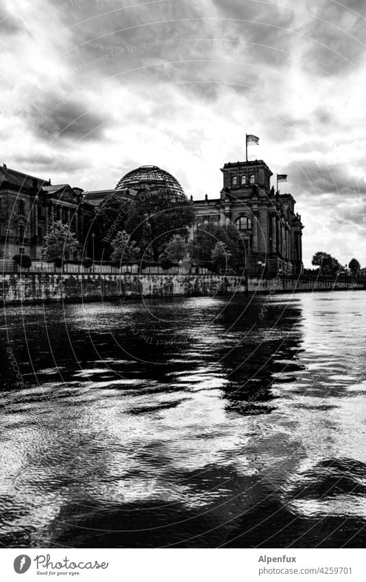 Reichsabend Reichstag Gebäude Architektur Berlin Hauptstadt Wahrzeichen Tourismus Berlin-Mitte Stadtzentrum Bauwerk Sightseeing Großstadt bundestag Parlament