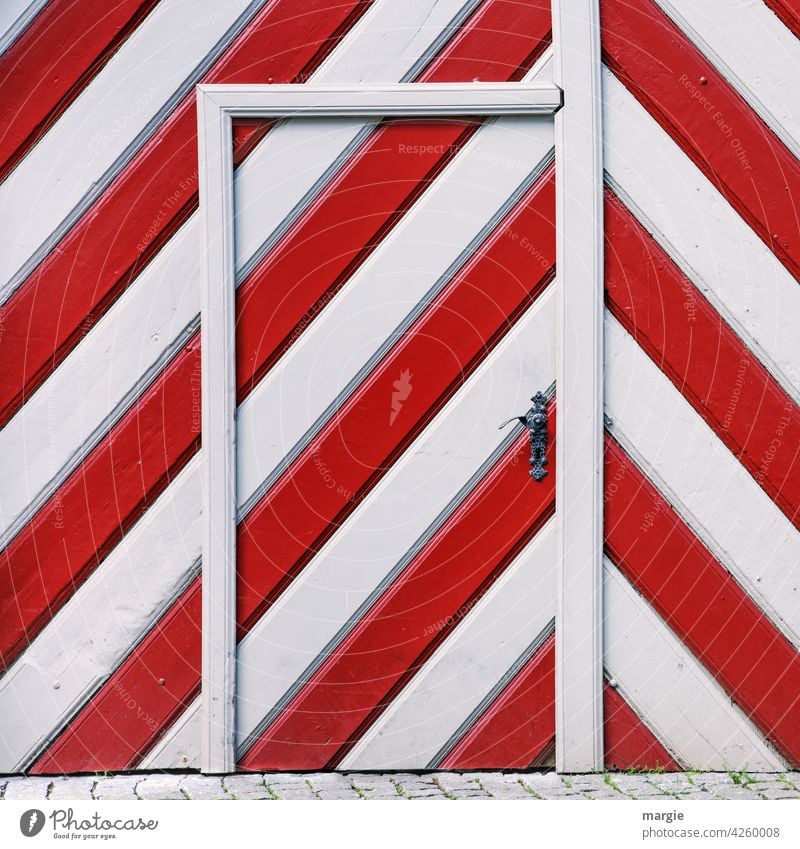 AST 9 |Rot weiße Tür rot Klinke Schloss Sicherheit alt Eingang geschlossen Griff Holztür Schlüsselloch Strukturen & Formen Eingangstür verschlossen