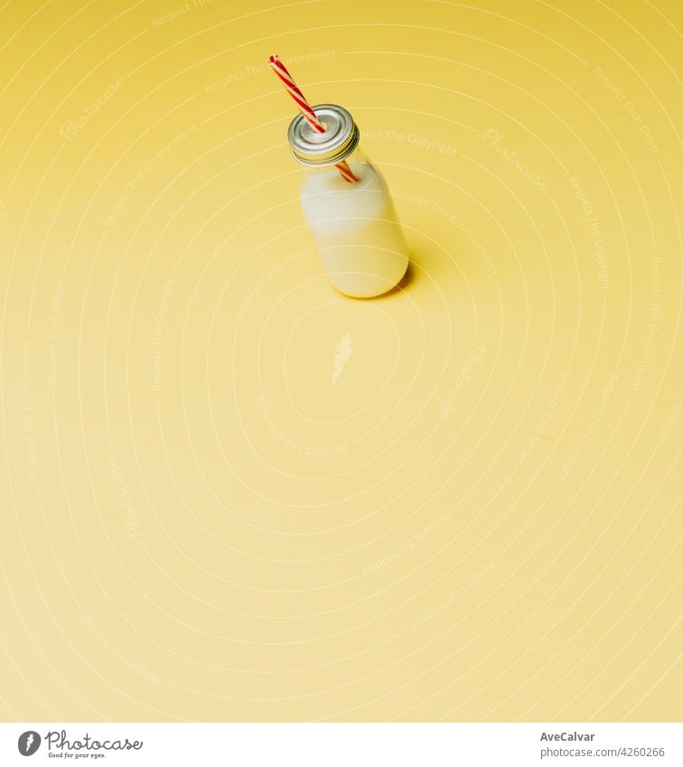 Super minimalistische Mockup eines Milchshake über einem pastellgelben Hintergrund mit Kopie Raum melken Kreativität horizontal Symbol-Set keine Menschen