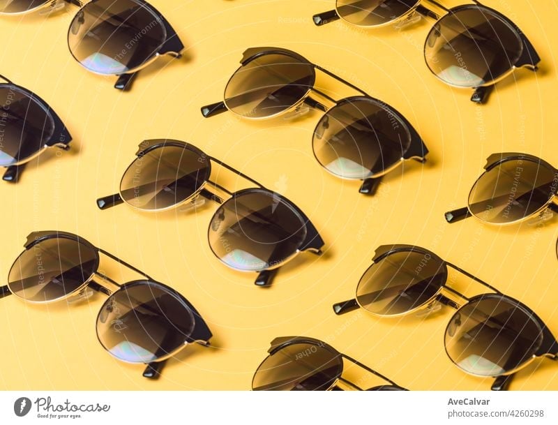 Muster der Sonnenbrille über einem pastellgelben Hintergrund mit Kopierraum minimales Konzept stylisch Rahmen Kunststoff modern Hipster sehr wenige Minimalismus
