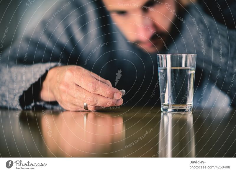 Mann mit Tablette und Wasserglas Medizin Gesundheit Krankheit Medikament Behandlung Abhängigkeit Sucht Schmerztablette nachdenklich Hand