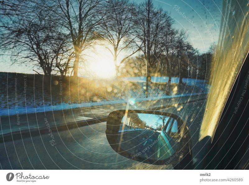Innehalten Blick nach draußen Rückspiegel Straßenverkehr geheimnisvoll Detailaufnahme Unschärfe im Hintergrund unterwegs Glasscheibe Fensterscheibe PKW Verkehr