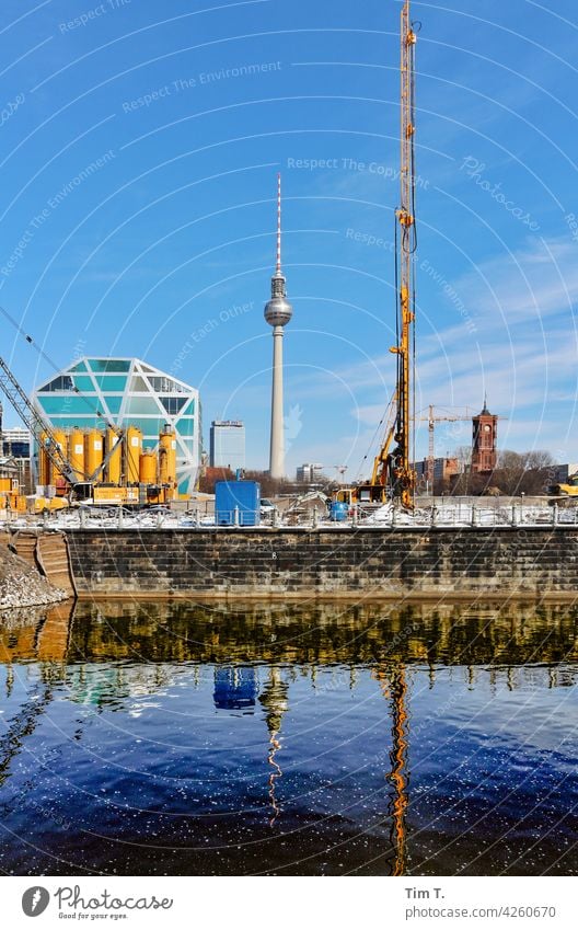 Spreekanal mit Fernsehturm an der Stadtschloßbaustelle Berlin Architektur Berliner Fernsehturm Berlin-Mitte Großstadt Turm Deutschland Sehenswürdigkeit