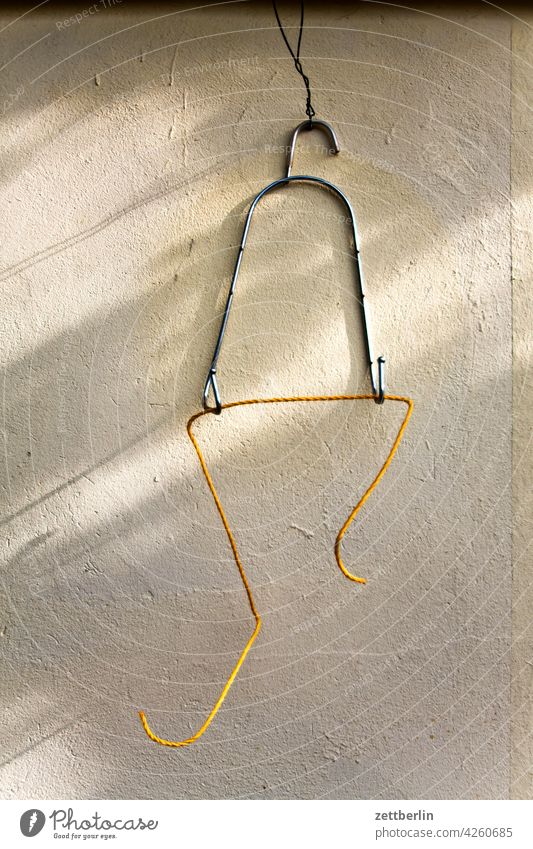 Doppelhaken mit Strippe doppelhaken befestigung aufhängung ordnung hängen aufhänger strick seil eisen stahl konstruktion abstrakt ready made kunst müll abfall
