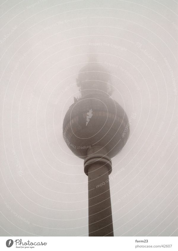 fernsehturm Nebel schlechtes Wetter Gebäude Architektur Berliner Fernsehturm Turm Himmel Perspektive