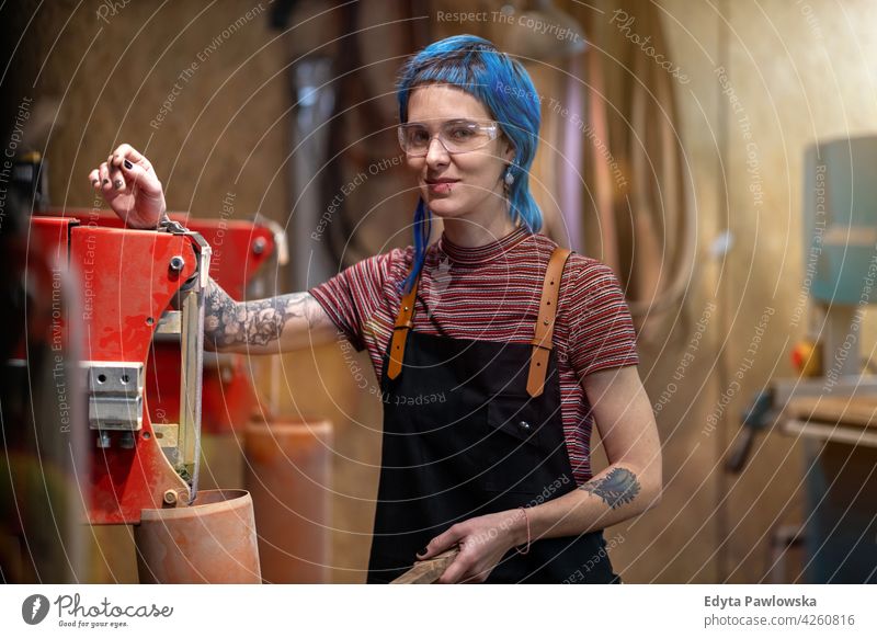 Zimmermannsfrau in ihrer Werkstatt diy Hipster farbenfroh Behaarung Tattoos Frau Besitzer Beruf Dienst Kleinunternehmen Mitarbeiter arbeiten Techniker