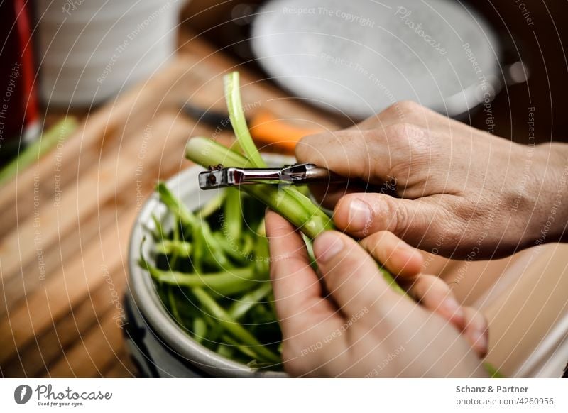 Grüner Spargel wird mit Sparschäler geschält Spargelzeit schälen Hände Hand Ernährung Gesunde Ernährung grün kochen Küche Vegetarische Ernährung Gemüse
