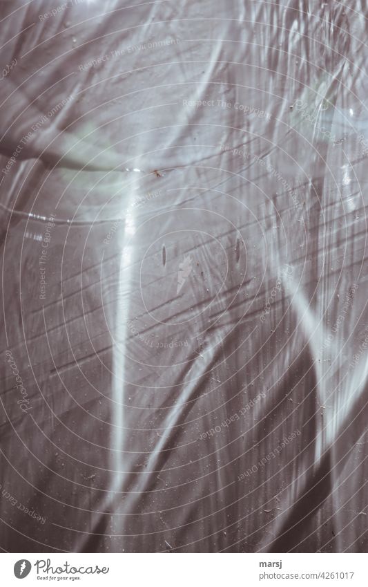 Reflexionen und Faltenwurf auf Folie Lichteinfall skurril eigenartig Experiment Überschneidung überschneiden Schattenspiel Strukturen & Formen Verpackungsmüll