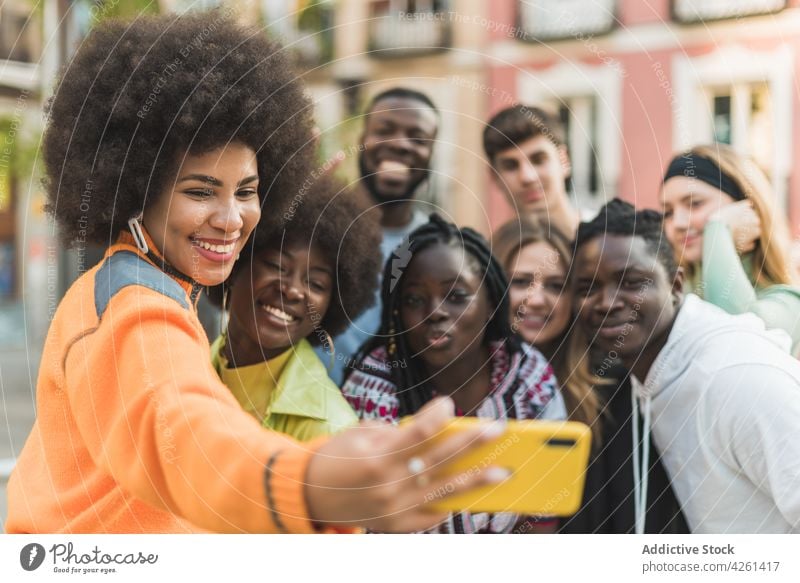 Glückliche multiethnische Freunde machen ein Selfie mit ihrem Smartphone in der Stadt Gedächtnis Moment Lächeln Straße benutzend Apparatur Männer Frauen Gerät