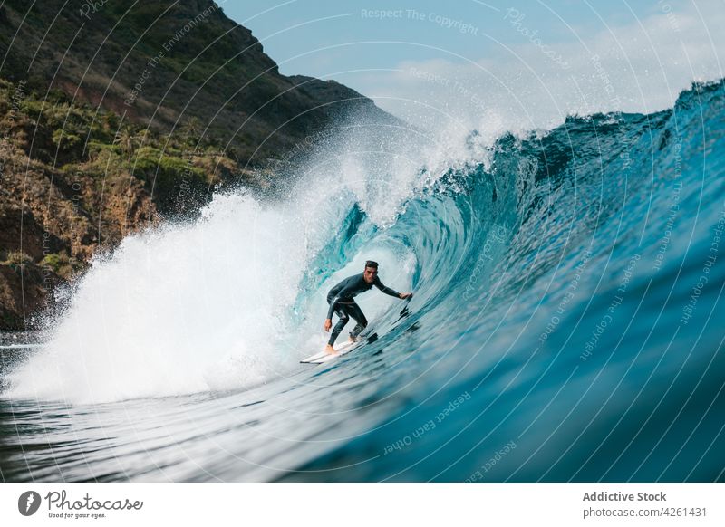 Surfer übt das Surfen auf welligem Meer mit spritzendem Wasser Sportler MEER extrem üben Adrenalin Bewegung Kraft winken Mann platschen Berge u. Gebirge