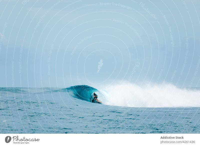 Surfer übt das Surfen auf welligem Meer mit spritzendem Wasser Sportler MEER extrem üben Adrenalin Bewegung Kraft winken Mann platschen Berge u. Gebirge
