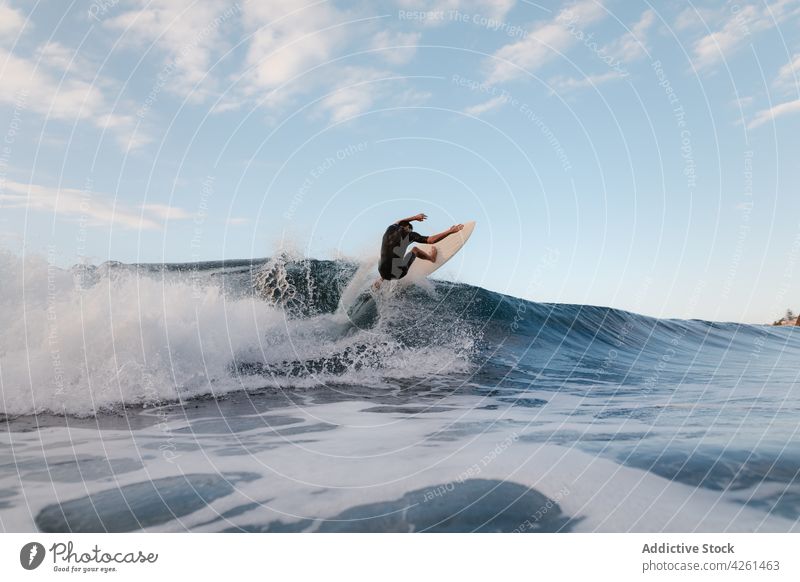 Unbekannter Sportler übt Surfen auf einer Meereswelle Surfer üben extrem winken Energie MEER Mann dynamisch fließen schnell Aktivität Mut Talent Fähigkeit