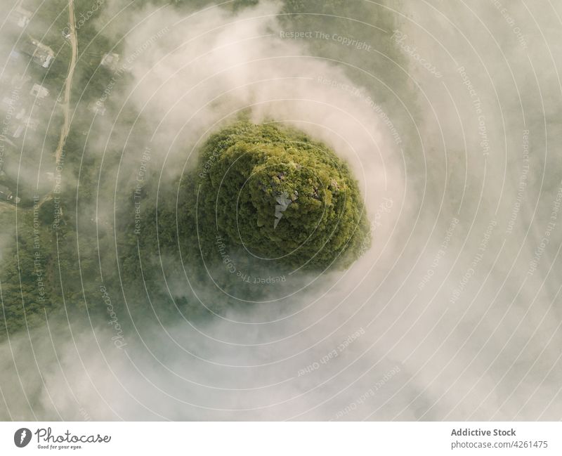 Grüner Felsen an einem nebligen Tag in der Stadt Nebel Atmosphäre Natur Hochland Landschaft Umwelt Ökologie Air diffus Aufstrich Dunst Wetter Baum vegetieren