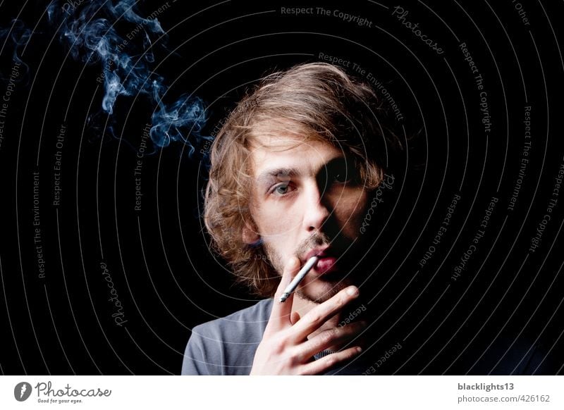 Eine Zigarette rauchen Lifestyle elegant Stil Gesundheit Rauchen Rauschmittel maskulin Junger Mann Jugendliche Erwachsene Leben Mund Lippen Hand 18-30 Jahre