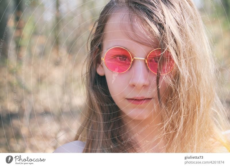Porträt eines 12jährigen Mädchens mit langen Haaren und rosa Brille Junge Frau Jugendliche Kindheit 8-13 Jahre 13-18 Jahre Mensch Haare & Frisuren Sommer