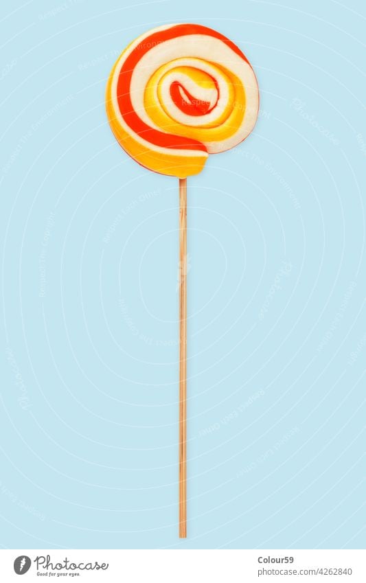 Lollipop über Hellblau Bonbon vereinzelt Spirale Kies Verwirbelung kleben süß Saugnapf Lebensmittel farbenfroh weiß Dessert lecker Hintergrund kreisen Zucker