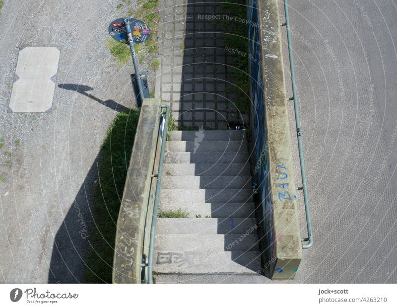 Ansicht von oben auf eine einläufige Treppe mit geradem Grundriss Vogelperspektive Beton Architektur Bauwerk Rampe Treppengeländer Verkehrsschild Schattenspiel