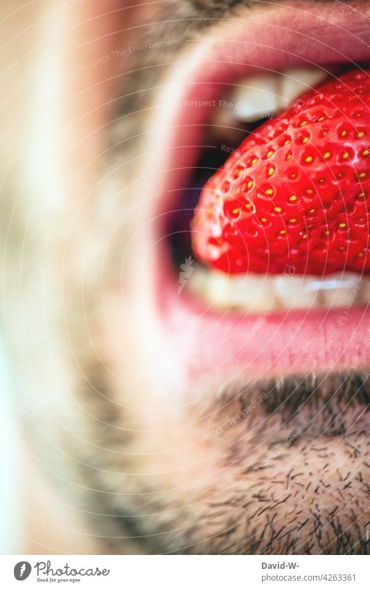 gesunde Ernährung - Mann isst eine Erdbeere Erdbeerzeit lecker Obst Mund frisch Gesunde Ernährung fruchtig essen köstlich Sommer