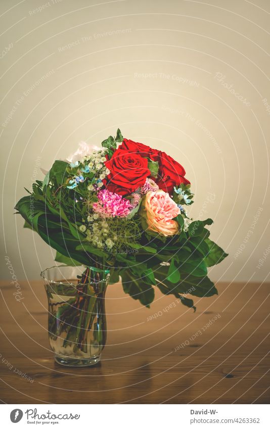 Blumenstrauß in einer Vase Tisch Dekoration & Verzierung Geschenk Muttertag Geburtstag Hochzeitstag Liebe Rosen Danke Blumenvase Vintage