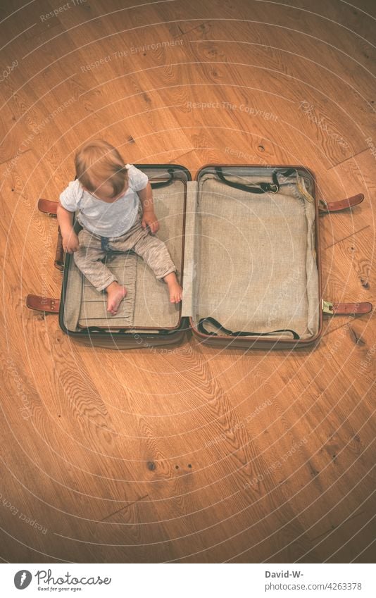 die Reise kann beginnen - Kind im Koffer Ferien & Urlaub & Reisen verreisen urlaubsreif lustig witzig Baby Gepäck Tourist Passagier packen vorbereitung Ausflug