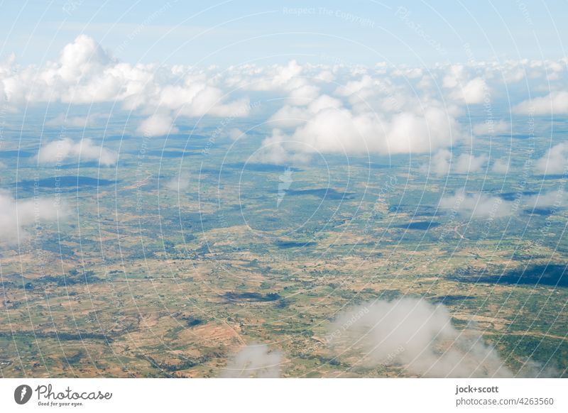 luftige Wolken hängen über der alten Welt Luftaufnahme Landschaft Natur Vogelperspektive Atmosphäre Wolkenfeld Panorama (Aussicht) Ferne über den Wolken