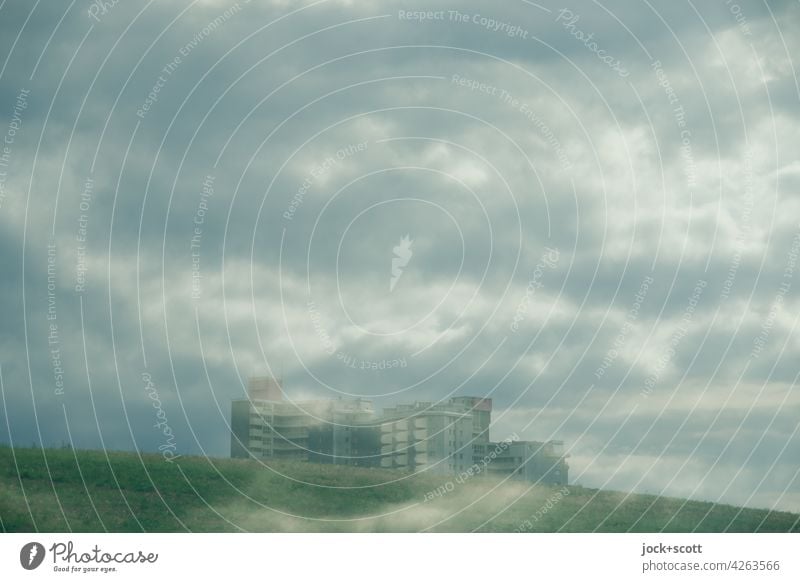 Viele Wolken und die Stadtrandsiedlung Hügel Wohnhochhaus Doppelbelichtung Silhouette Illusion Experiment Reaktionen u. Effekte Surrealismus Phantasie