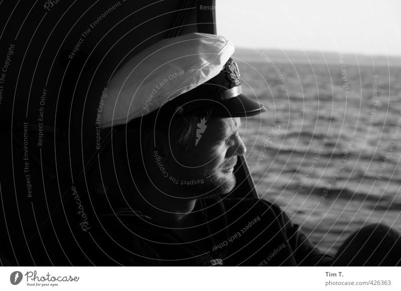 Zur See Abenteuer Ferne Freiheit Meer Mensch maskulin Mann Erwachsene Kopf 1 30-45 Jahre Kapitän Schwarzweißfoto Außenaufnahme Tag Sonnenlicht