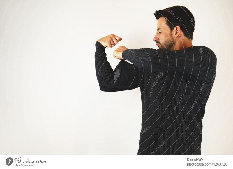 Möchtegern - Angeber zeigt seine Muskeln möchtegern muskeln Bizeps Mann sportlich selbstbewußt prahlen protzen anspannen Fitness