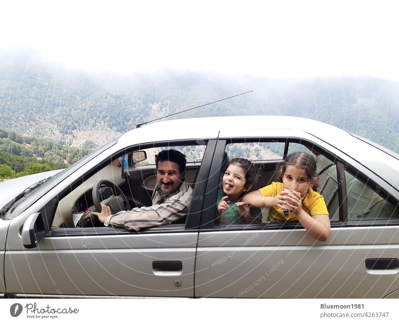 Familie bei Autoreisekonzept Erwachsener Automobil Rücken schön PKW trinken Laufwerk Fahrer Spaß Mädchen grau Gruppe von Personen Fröhlichkeit Glück Feiertag