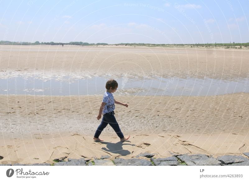 Junge läuft am Strand einsam Denken Kindheit Sorge Einsamkeit besinnlich Menschen Missbrauch Ausdruck Schmerz Müdigkeit abstrakt Außenaufnahme Bildung Gefühle