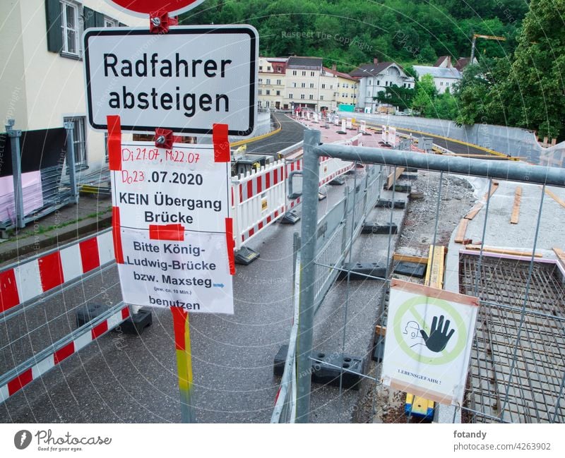 Füssen, Deutschland - 17. Juli 2020: Bauarbeiten auf der Lechbrücke zwischen Altstadt und Schwangauer Straße mit Einfahrverbotsschild und Zusatzschild.