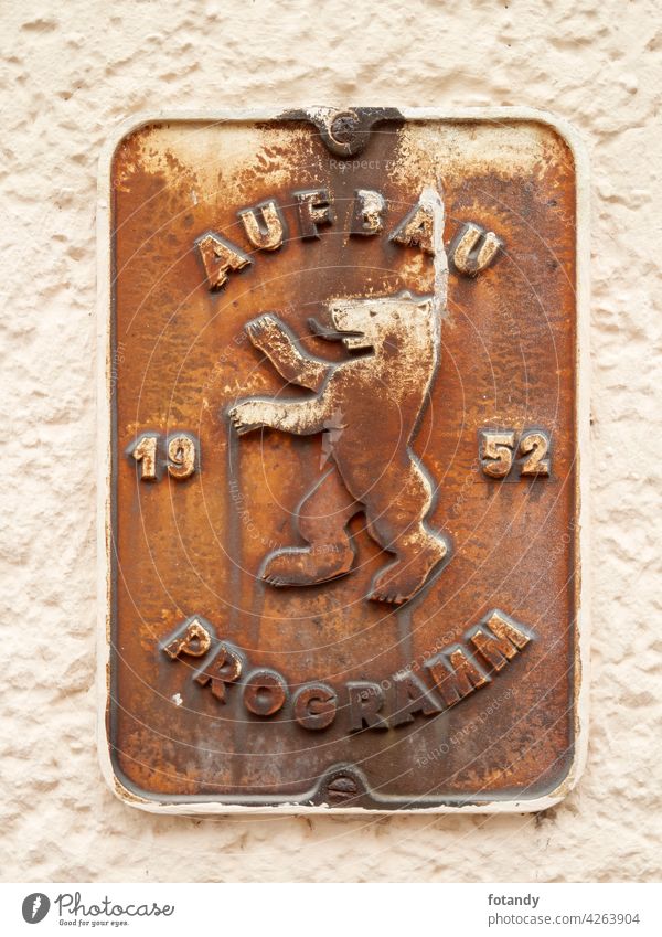 Berlin, Deutschland - März 07, 2019: Altes originales Metall Schild "Aufbau Programm Berlin 1952" an einer Hauswand in Berlin-Kreuzberg Objekt Detailaufnahme