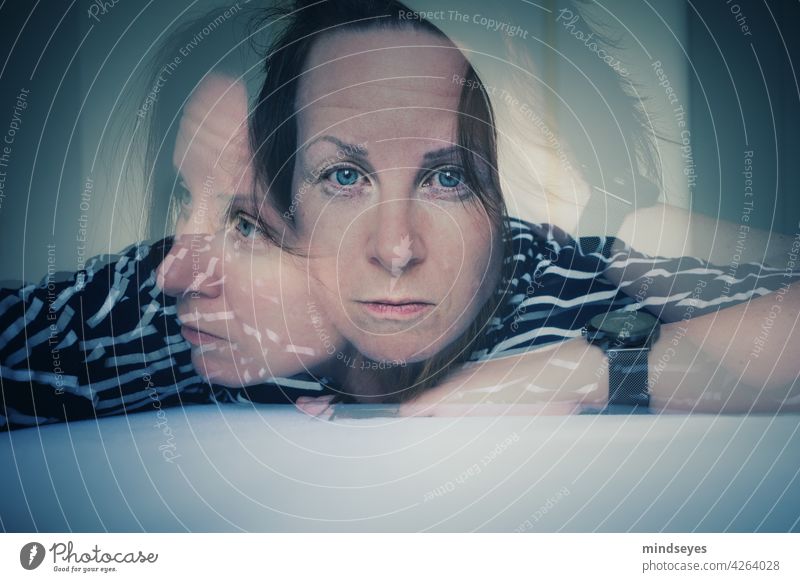 Doppelbelichtung Besorgnis Porträt Streifenpullover Blick in die Kamera Blick nach vorn Sorgenfalte ernst Einsamkeit Mensch Erwachsene Gesicht Verwirrung Frau