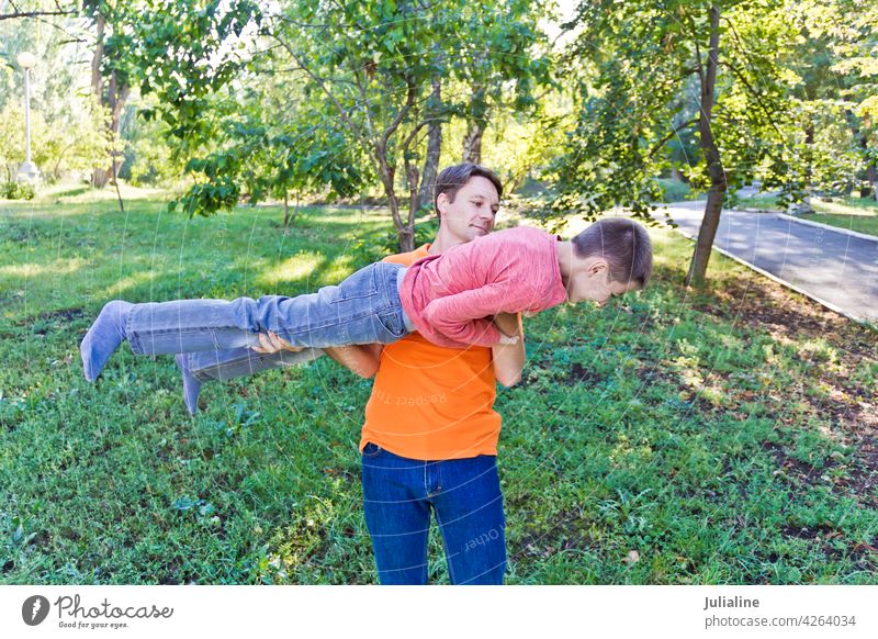 Vater und Sohn spielen Kind Junge Teenager Europäer Mann männlich Kaukasier rosa springen zwölf neun zehn elf weiß acht Schuljunge Kindheit Vorschulkind